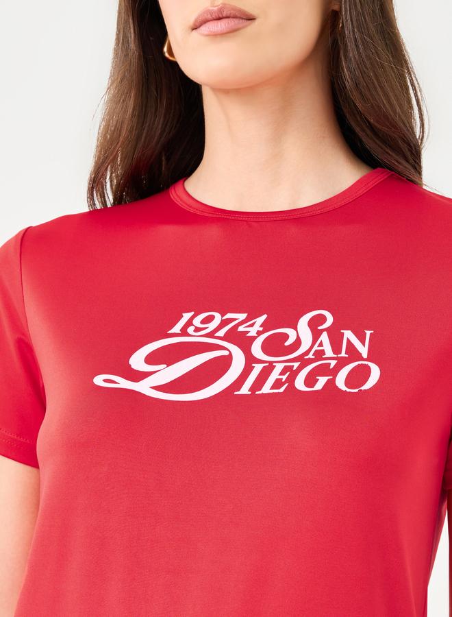 ستايلي تيشيرت ستايلي مطبوع بشعار أحمر بقصة عادية - Image 4